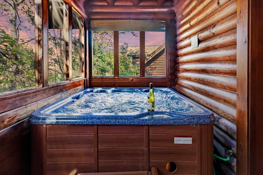 2 Miles From Dollywood Family Resort With Seasonal Outdoor Swimming Pool, Year Around Heated Indoor Swimming Pool, Townhome Style Cabin, Private Hot Tub, Arcade, Tv, Wifi, Kitchen With Refrigerator, Washer And Dryer Pigeon Forge Buitenkant foto