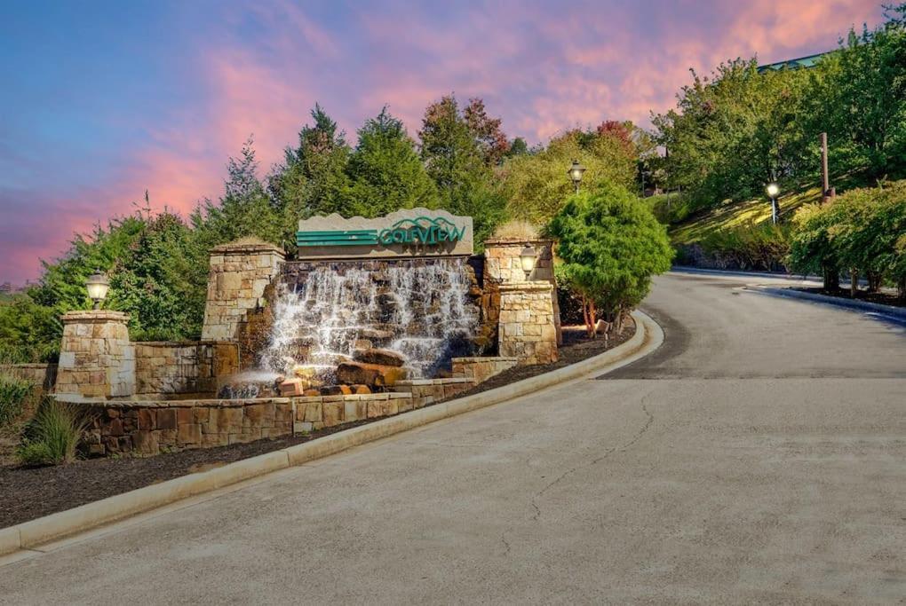 2 Miles From Dollywood Family Resort With Seasonal Outdoor Swimming Pool, Year Around Heated Indoor Swimming Pool, Townhome Style Cabin, Private Hot Tub, Arcade, Tv, Wifi, Kitchen With Refrigerator, Washer And Dryer Pigeon Forge Buitenkant foto