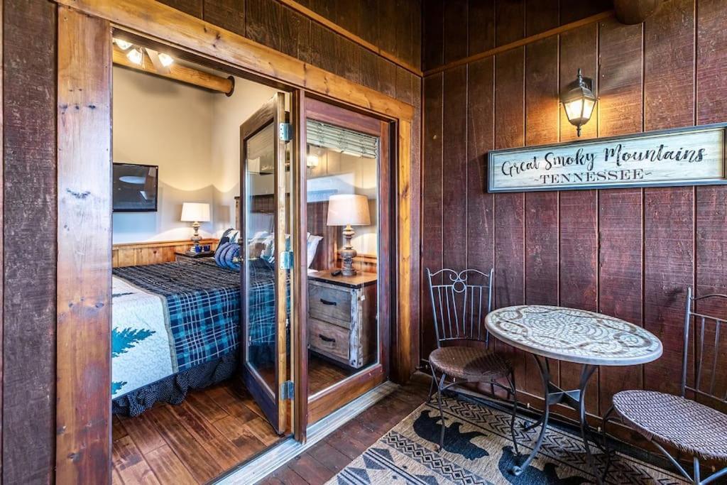 2 Miles From Dollywood Family Resort With Seasonal Outdoor Swimming Pool, Year Around Heated Indoor Swimming Pool, Townhome Style Cabin, Private Hot Tub, Arcade, Tv, Wifi, Kitchen With Refrigerator, Washer And Dryer Pigeon Forge Buitenkant foto