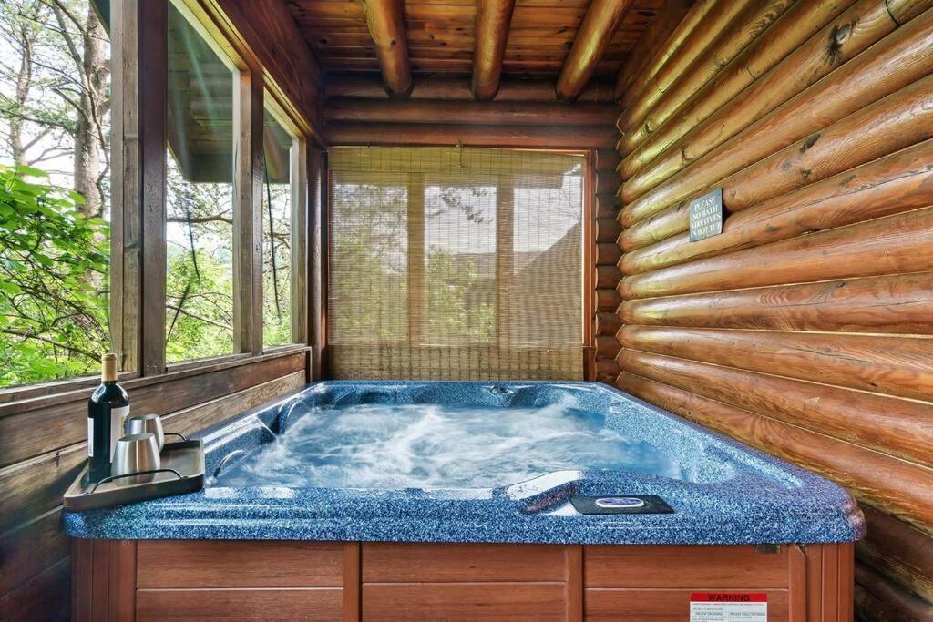 2 Miles From Dollywood Family Resort With Seasonal Outdoor Swimming Pool, Year Around Heated Indoor Swimming Pool, Townhome Style Cabin, Private Hot Tub, Arcade, Tv, Wifi, Kitchen With Refrigerator, Washer And Dryer Pigeon Forge Buitenkant foto