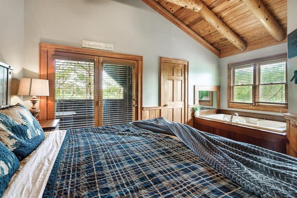 2 Miles From Dollywood Family Resort With Seasonal Outdoor Swimming Pool, Year Around Heated Indoor Swimming Pool, Townhome Style Cabin, Private Hot Tub, Arcade, Tv, Wifi, Kitchen With Refrigerator, Washer And Dryer Pigeon Forge Buitenkant foto