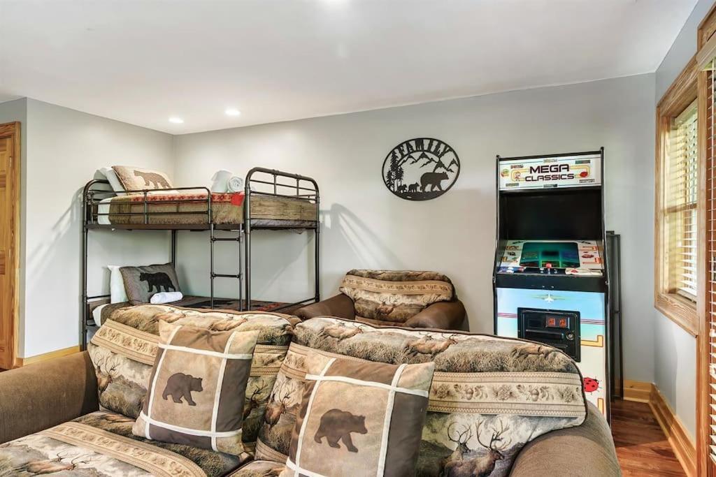 2 Miles From Dollywood Family Resort With Seasonal Outdoor Swimming Pool, Year Around Heated Indoor Swimming Pool, Townhome Style Cabin, Private Hot Tub, Arcade, Tv, Wifi, Kitchen With Refrigerator, Washer And Dryer Pigeon Forge Buitenkant foto