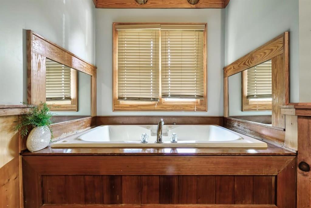 2 Miles From Dollywood Family Resort With Seasonal Outdoor Swimming Pool, Year Around Heated Indoor Swimming Pool, Townhome Style Cabin, Private Hot Tub, Arcade, Tv, Wifi, Kitchen With Refrigerator, Washer And Dryer Pigeon Forge Buitenkant foto