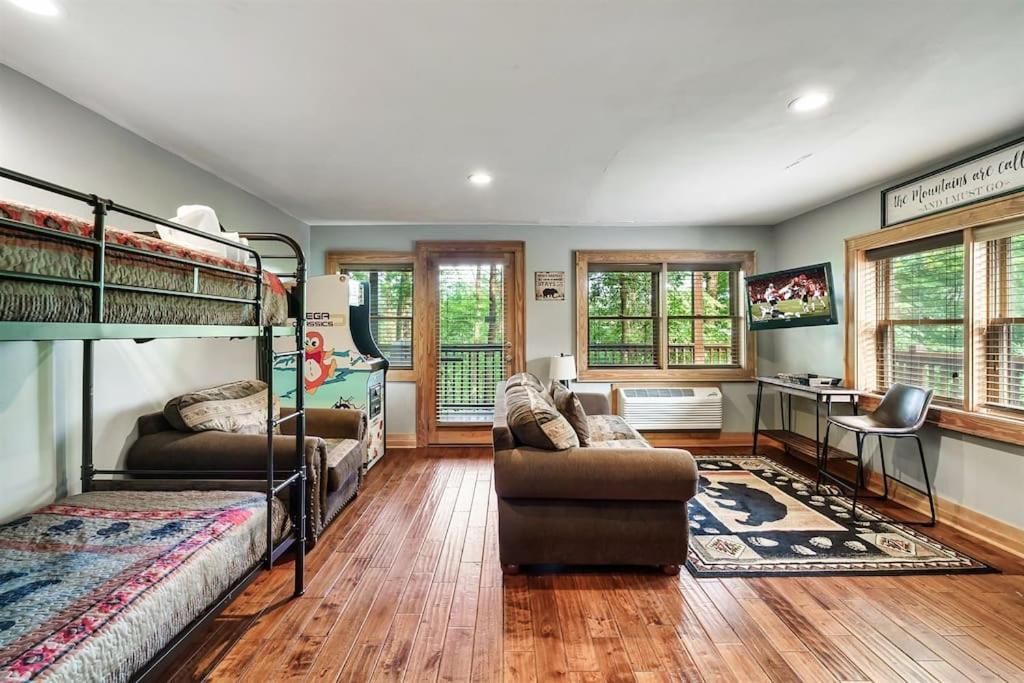 2 Miles From Dollywood Family Resort With Seasonal Outdoor Swimming Pool, Year Around Heated Indoor Swimming Pool, Townhome Style Cabin, Private Hot Tub, Arcade, Tv, Wifi, Kitchen With Refrigerator, Washer And Dryer Pigeon Forge Buitenkant foto