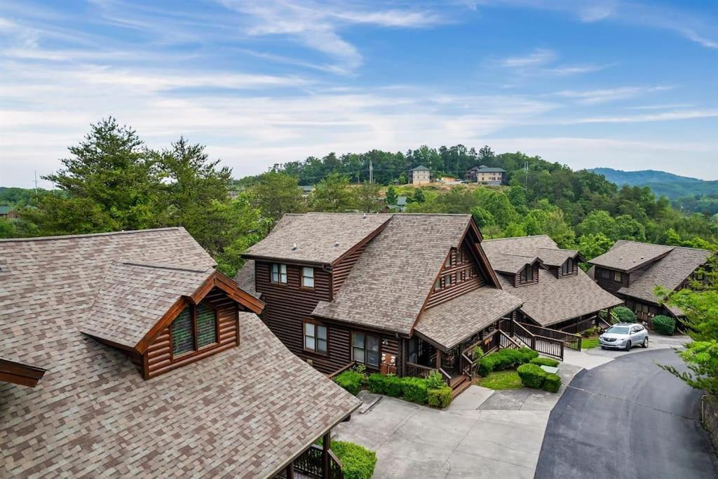 2 Miles From Dollywood Family Resort With Seasonal Outdoor Swimming Pool, Year Around Heated Indoor Swimming Pool, Townhome Style Cabin, Private Hot Tub, Arcade, Tv, Wifi, Kitchen With Refrigerator, Washer And Dryer Pigeon Forge Buitenkant foto