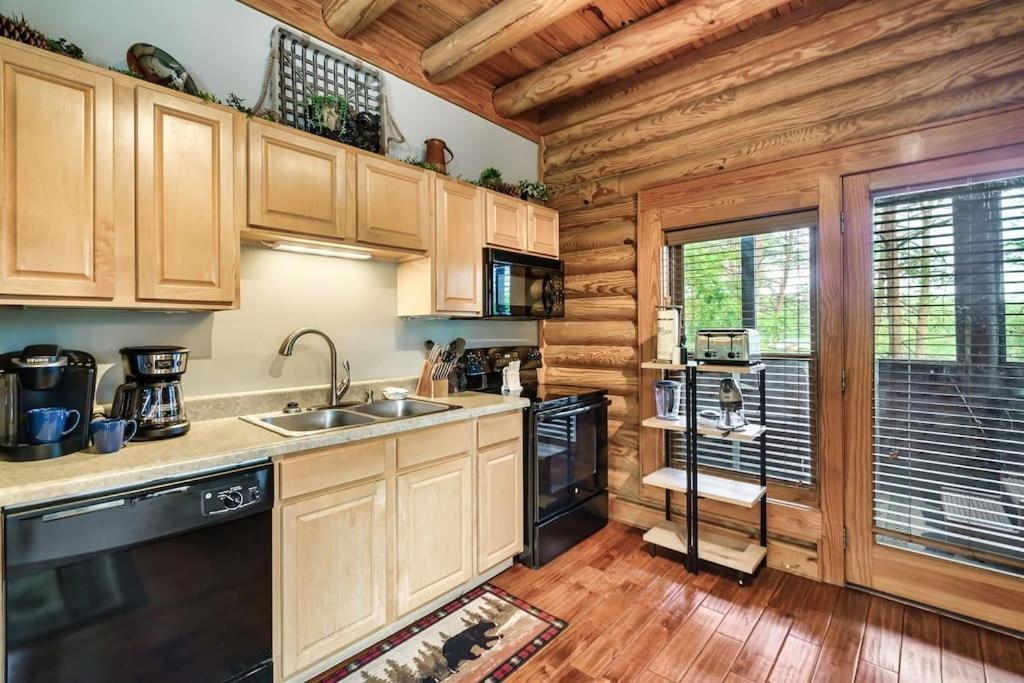 2 Miles From Dollywood Family Resort With Seasonal Outdoor Swimming Pool, Year Around Heated Indoor Swimming Pool, Townhome Style Cabin, Private Hot Tub, Arcade, Tv, Wifi, Kitchen With Refrigerator, Washer And Dryer Pigeon Forge Buitenkant foto