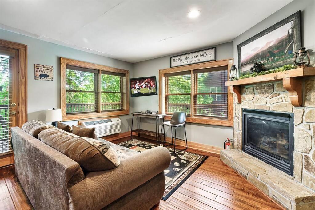 2 Miles From Dollywood Family Resort With Seasonal Outdoor Swimming Pool, Year Around Heated Indoor Swimming Pool, Townhome Style Cabin, Private Hot Tub, Arcade, Tv, Wifi, Kitchen With Refrigerator, Washer And Dryer Pigeon Forge Buitenkant foto
